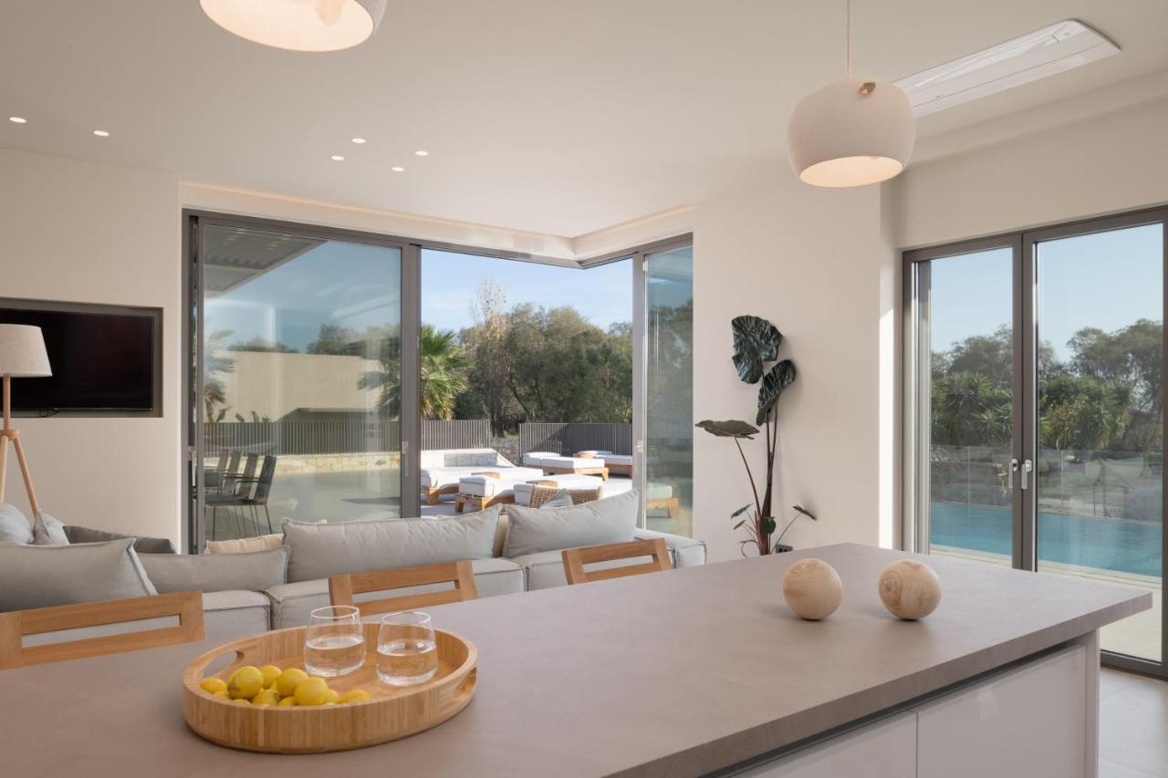 Athina Luxury Villa, With Pool & Walk To The Beach, By Thinkvilla Hanya Dış mekan fotoğraf